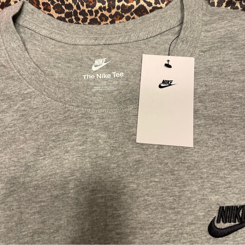Nike Men's Heather Gray Short Sleeve Tee - Picture 5 of 12